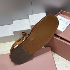 Miumiu 2026春夏新款罗马风格镂空交叉带女鞋 缪缪字母logo平底方头拼色凉鞋材质:鞋面进口混种 Miumiu 2026春夏新款罗马风格镂空交叉带女鞋 缪缪字母logo平底方头拼色凉鞋材质:鞋面进口混种