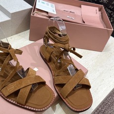 Miumiu 2026春夏新款罗马风格镂空交叉带女鞋 缪缪字母logo平底方头拼色凉鞋材质:鞋面进口混种 Miumiu 2026春夏新款罗马风格镂空交叉带女鞋 缪缪字母logo平底方头拼色凉鞋材质:鞋面进口混种