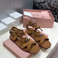Miumiu 2026春夏新款罗马风格镂空交叉带女鞋 缪缪字母logo平底方头拼色凉鞋材质:鞋面进口混种 Miumiu 2026春夏新款罗马风格镂空交叉带女鞋 缪缪字母logo平底方头拼色凉鞋材质:鞋面进口混种