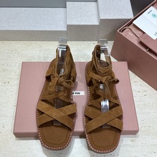 Miumiu 2026春夏新款罗马风格镂空交叉带女鞋 缪缪字母logo平底方头拼色凉鞋材质:鞋面进口混种 Miumiu 2026春夏新款罗马风格镂空交叉带女鞋 缪缪字母logo平底方头拼色凉鞋材质:鞋面进口混种