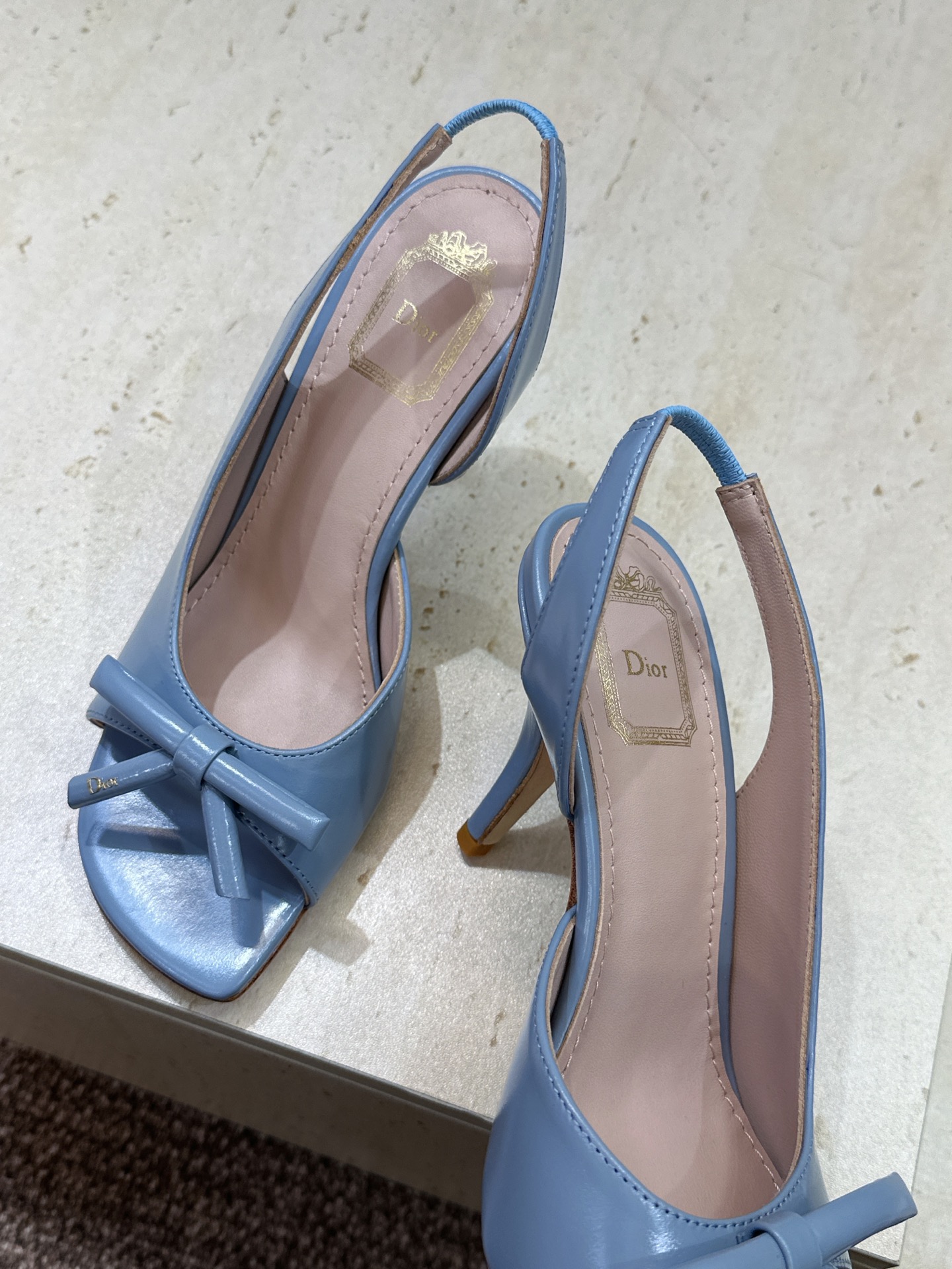 迪奥 Dior 2026早春走秀新款系列蝴蝶结果冻色女鞋 CD字母logo弧形鞋头高跟露趾后空拼色凉鞋材