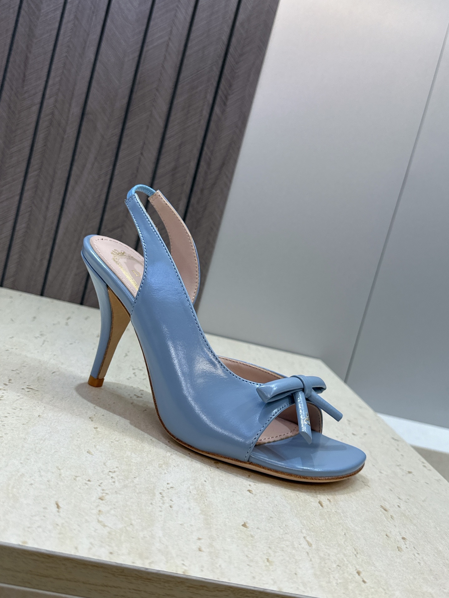 迪奥 Dior 2026早春走秀新款系列蝴蝶结果冻色女鞋 CD字母logo弧形鞋头高跟露趾后空拼色凉鞋材
