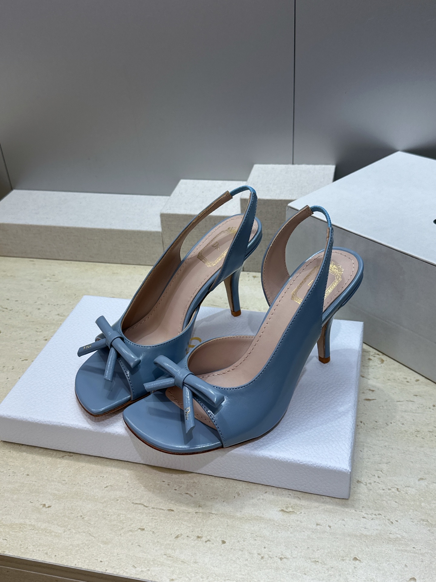 迪奥 Dior 2026早春走秀新款系列蝴蝶结果冻色女鞋 CD字母logo弧形鞋头高跟露趾后空拼色凉鞋材