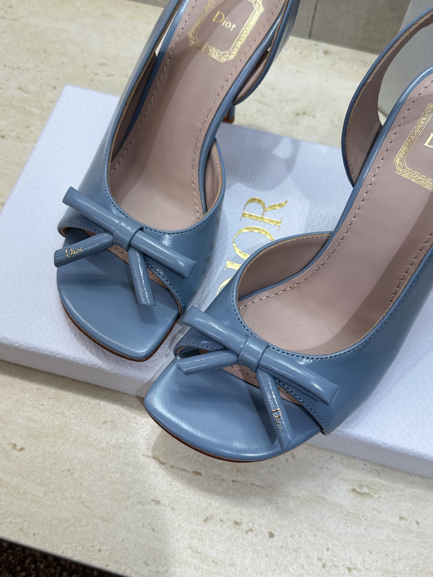迪奥 Dior 2026早春走秀新款系列蝴蝶结果冻色女鞋 CD字母logo弧形鞋头高跟露趾后空拼色凉鞋材
