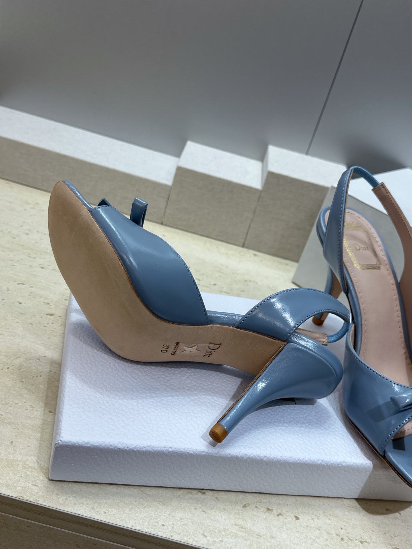 迪奥 Dior 2026早春走秀新款系列蝴蝶结果冻色女鞋 CD字母logo弧形鞋头高跟露趾后空拼色凉鞋材