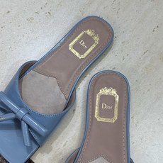 顶级版 迪奥 Dior 2026春夏走秀新款系列蝴蝶结果冻色女鞋 CD字母logo弧形鞋头平底露趾后空拼 顶级版 迪奥 Dior 2026春夏走秀新款系列蝴蝶结果冻色女鞋 CD字母logo弧形鞋头平底露趾后空拼