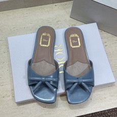 顶级版 迪奥 Dior 2026春夏走秀新款系列蝴蝶结果冻色女鞋 CD字母logo弧形鞋头平底露趾后空拼 顶级版 迪奥 Dior 2026春夏走秀新款系列蝴蝶结果冻色女鞋 CD字母logo弧形鞋头平底露趾后空拼