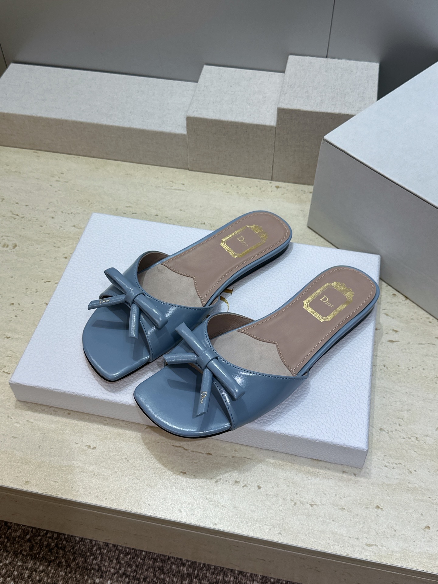 顶级版 迪奥 Dior 2026春夏走秀新款系列蝴蝶结果冻色女鞋 CD字母logo弧形鞋头平底露趾后空拼