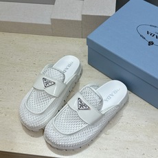 Prada 2026春夏新款穆勒女鞋 普拉达字母logo标志性徽章三角五金扣平底圆头凉拖鞋 材质:鞋面进 Prada 2026春夏新款穆勒女鞋 普拉达字母logo标志性徽章三角五金扣平底圆头凉拖鞋 材质:鞋面进