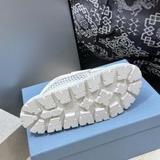 Prada 2026春夏新款穆勒女鞋 普拉达字母logo标志性徽章三角五金扣平底圆头凉拖鞋 材质:鞋面进 Prada 2026春夏新款穆勒女鞋 普拉达字母logo标志性徽章三角五金扣平底圆头凉拖鞋 材质:鞋面进
