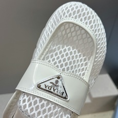 Prada 2026春夏新款穆勒女鞋 普拉达字母logo标志性徽章三角五金扣平底圆头凉拖鞋 材质:鞋面进 Prada 2026春夏新款穆勒女鞋 普拉达字母logo标志性徽章三角五金扣平底圆头凉拖鞋 材质:鞋面进