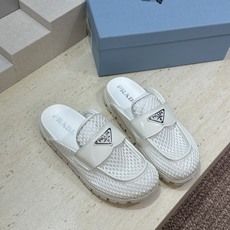 Prada 2026春夏新款穆勒女鞋 普拉达字母logo标志性徽章三角五金扣平底圆头凉拖鞋 材质:鞋面进 Prada 2026春夏新款穆勒女鞋 普拉达字母logo标志性徽章三角五金扣平底圆头凉拖鞋 材质:鞋面进
