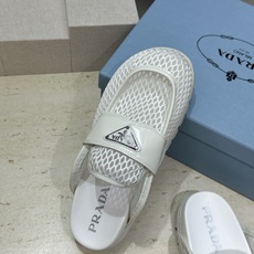 Prada 2026春夏新款穆勒女鞋 普拉达字母logo标志性徽章三角五金扣平底圆头凉拖鞋 材质:鞋面进 Prada 2026春夏新款穆勒女鞋 普拉达字母logo标志性徽章三角五金扣平底圆头凉拖鞋 材质:鞋面进