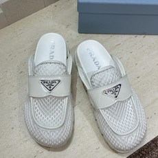 Prada 2026春夏新款穆勒女鞋 普拉达字母logo标志性徽章三角五金扣平底圆头凉拖鞋 材质:鞋面进 Prada 2026春夏新款穆勒女鞋 普拉达字母logo标志性徽章三角五金扣平底圆头凉拖鞋 材质:鞋面进