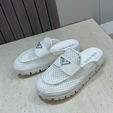 Prada 2026春夏新款穆勒女鞋 普拉达字母logo标志性徽章三角五金扣平底圆头凉拖鞋 材质:鞋面进 Prada 2026春夏新款穆勒女鞋 普拉达字母logo标志性徽章三角五金扣平底圆头凉拖鞋 材质:鞋面进