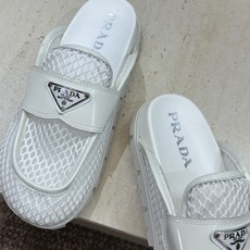 Prada 2026春夏新款穆勒女鞋 普拉达字母logo标志性徽章三角五金扣平底圆头凉拖鞋 材质:鞋面进 Prada 2026春夏新款穆勒女鞋 普拉达字母logo标志性徽章三角五金扣平底圆头凉拖鞋 材质:鞋面进