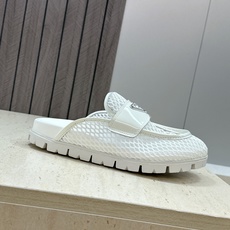 Prada 2026春夏新款穆勒女鞋 普拉达字母logo标志性徽章三角五金扣平底圆头凉拖鞋 材质:鞋面进 Prada 2026春夏新款穆勒女鞋 普拉达字母logo标志性徽章三角五金扣平底圆头凉拖鞋 材质:鞋面进