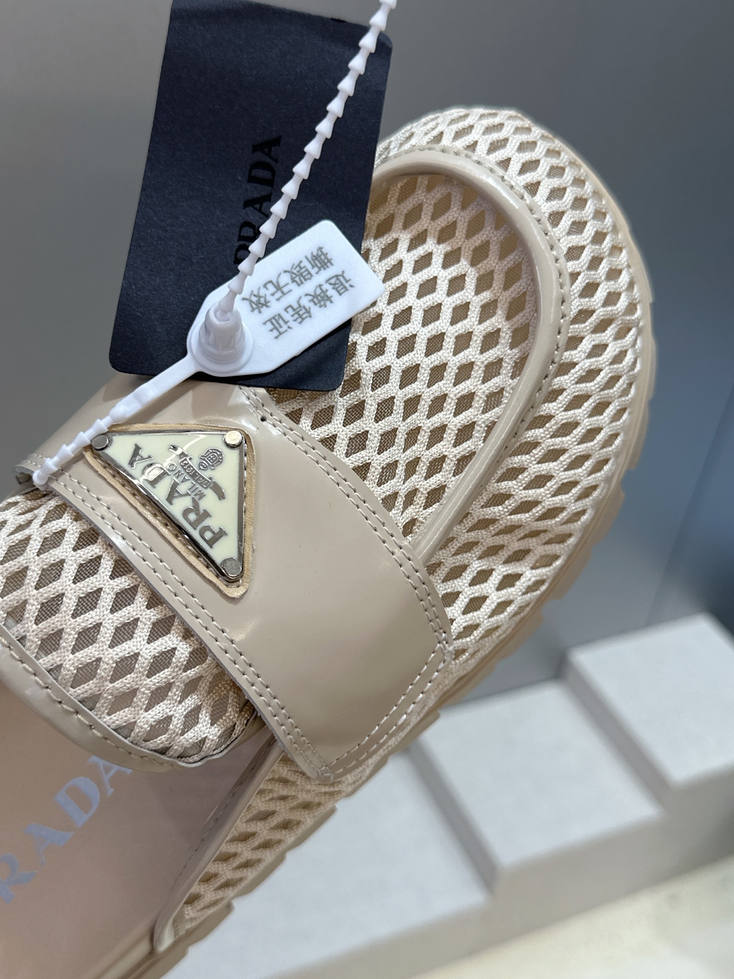 Prada 2026春夏新款穆勒女鞋 普拉达字母logo标志性徽章三角五金扣平底圆头凉拖鞋 材质：鞋面进