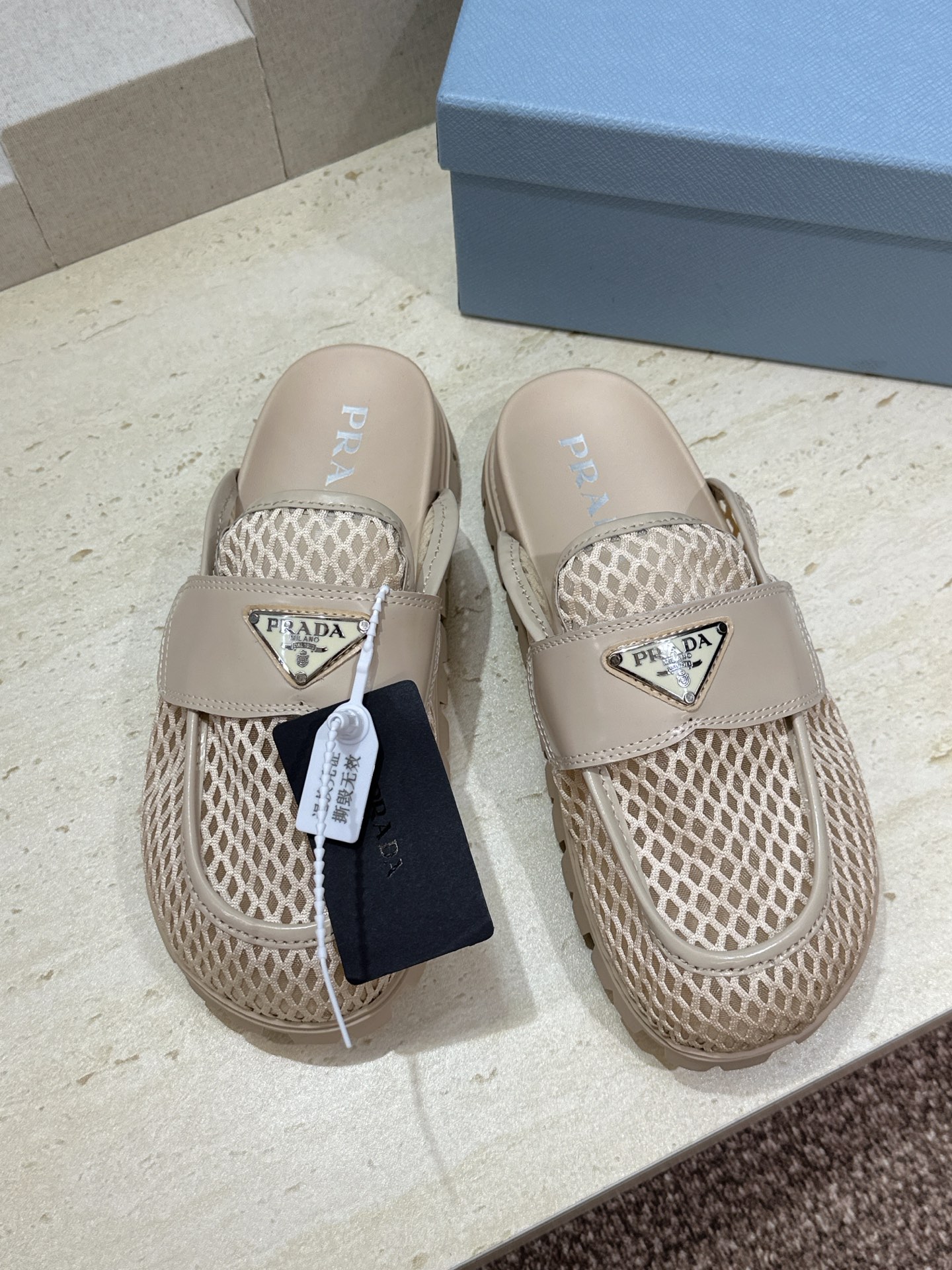 Prada 2026春夏新款穆勒女鞋 普拉达字母logo标志性徽章三角五金扣平底圆头凉拖鞋 材质：鞋面进