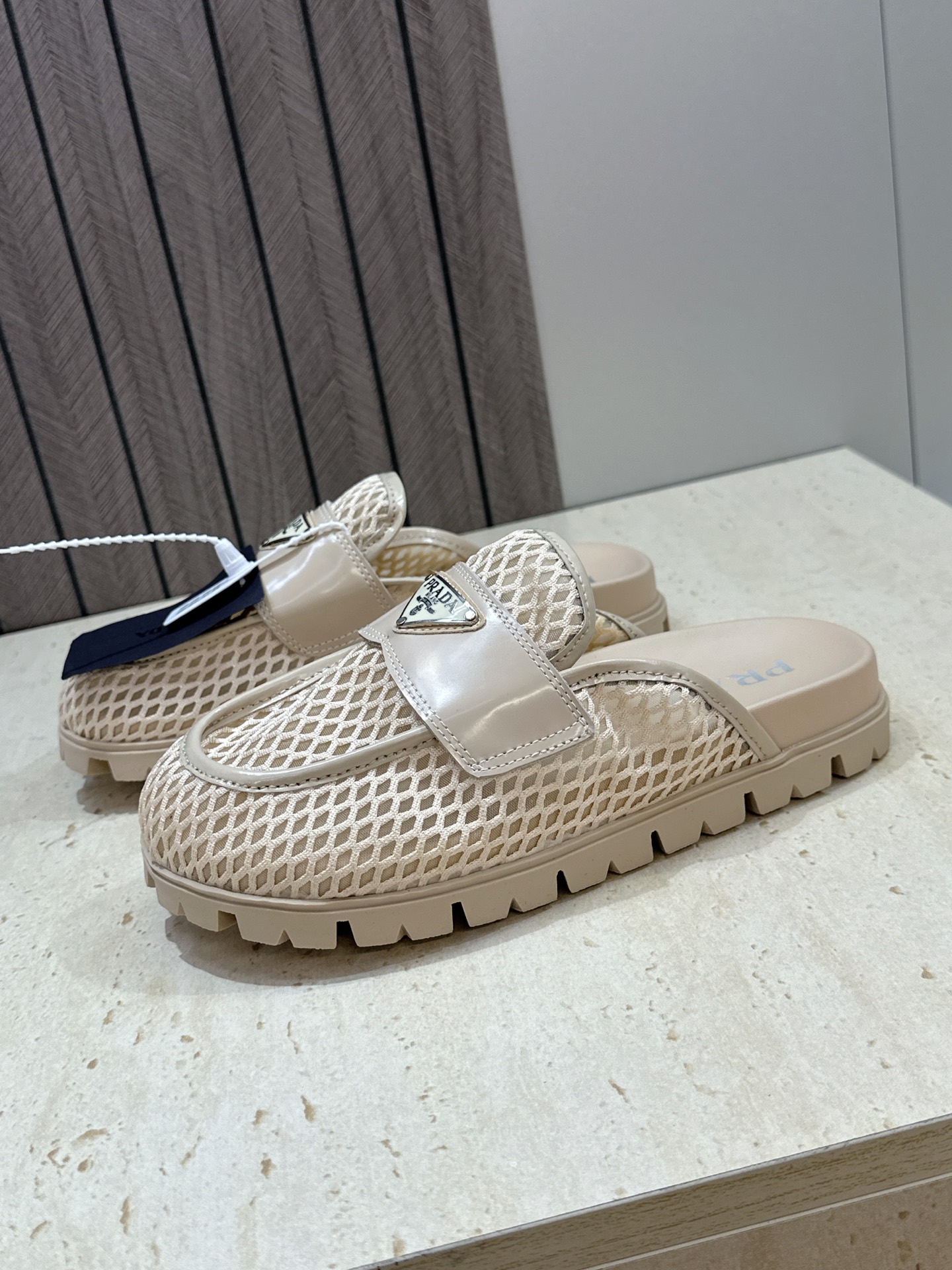 Prada 2026春夏新款穆勒女鞋 普拉达字母logo标志性徽章三角五金扣平底圆头凉拖鞋 材质：鞋面进