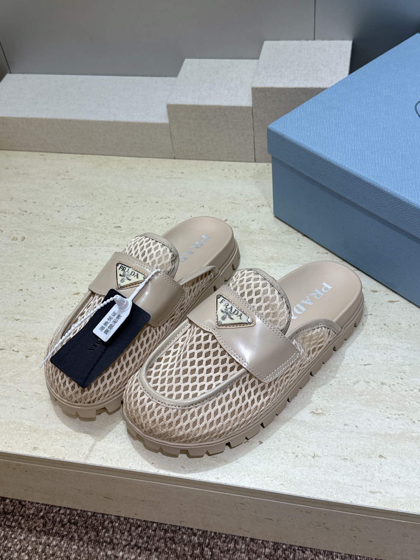 Prada 2026春夏新款穆勒女鞋 普拉达字母logo标志性徽章三角五金扣平底圆头凉拖鞋 材质：鞋面进
