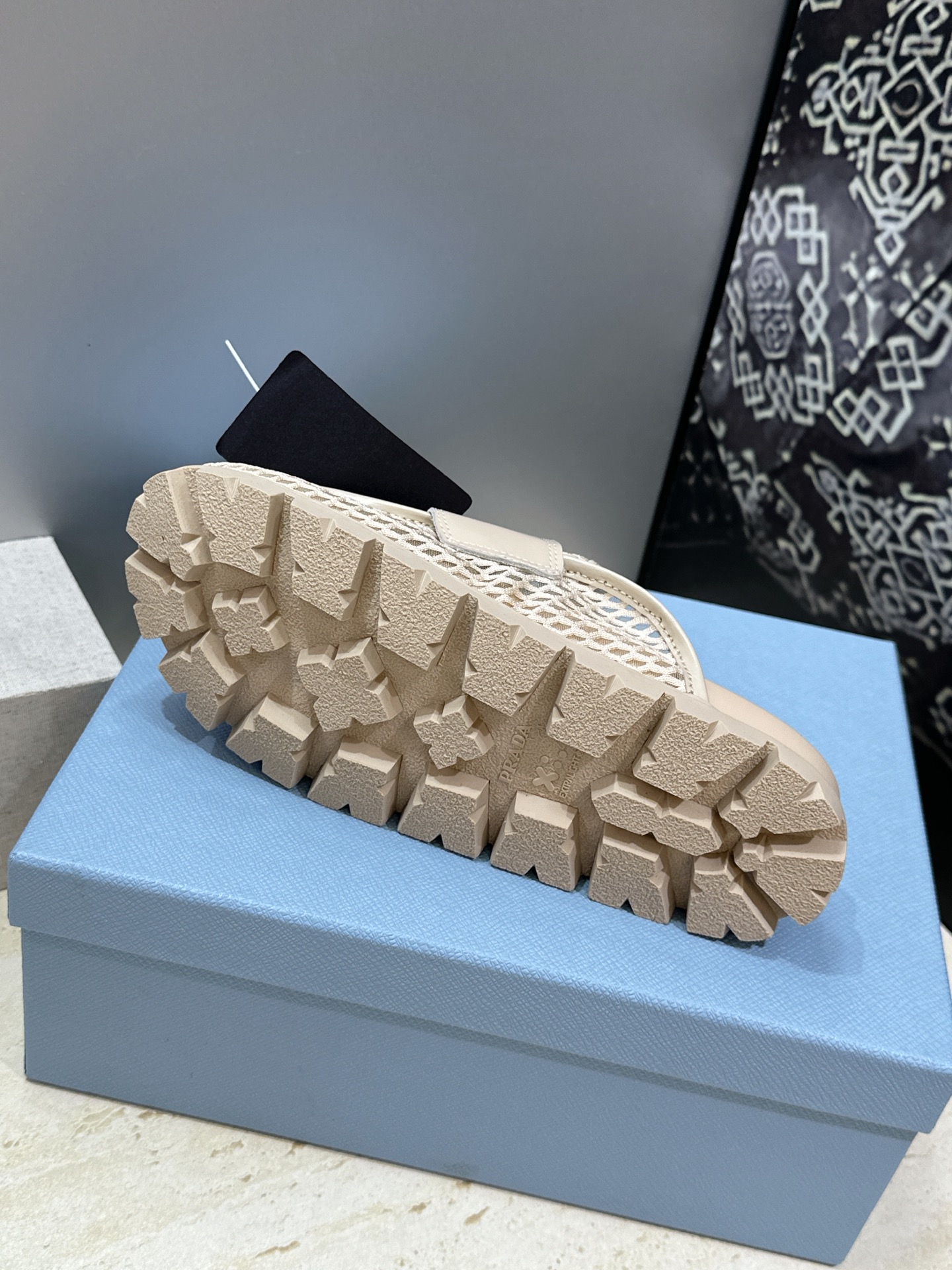 Prada 2026春夏新款穆勒女鞋 普拉达字母logo标志性徽章三角五金扣平底圆头凉拖鞋 材质：鞋面进