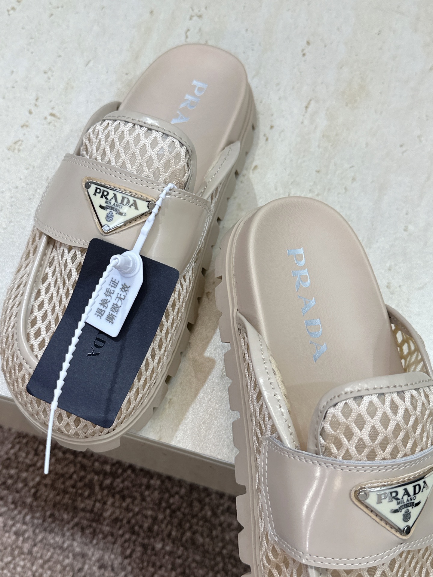 Prada 2026春夏新款穆勒女鞋 普拉达字母logo标志性徽章三角五金扣平底圆头凉拖鞋 材质：鞋面进
