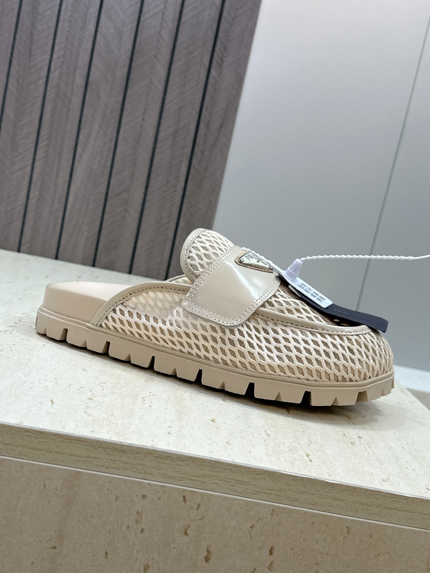 Prada 2026春夏新款穆勒女鞋 普拉达字母logo标志性徽章三角五金扣平底圆头凉拖鞋 材质：鞋面进