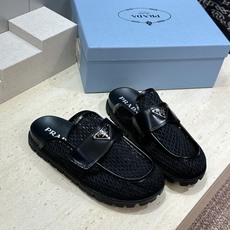 Prada 2026春夏新款穆勒女鞋 普拉达字母logo标志性徽章三角五金扣平底圆头凉拖鞋 材质:鞋面进 Prada 2026春夏新款穆勒女鞋 普拉达字母logo标志性徽章三角五金扣平底圆头凉拖鞋 材质:鞋面进