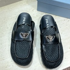 Prada 2026春夏新款穆勒女鞋 普拉达字母logo标志性徽章三角五金扣平底圆头凉拖鞋 材质:鞋面进 Prada 2026春夏新款穆勒女鞋 普拉达字母logo标志性徽章三角五金扣平底圆头凉拖鞋 材质:鞋面进