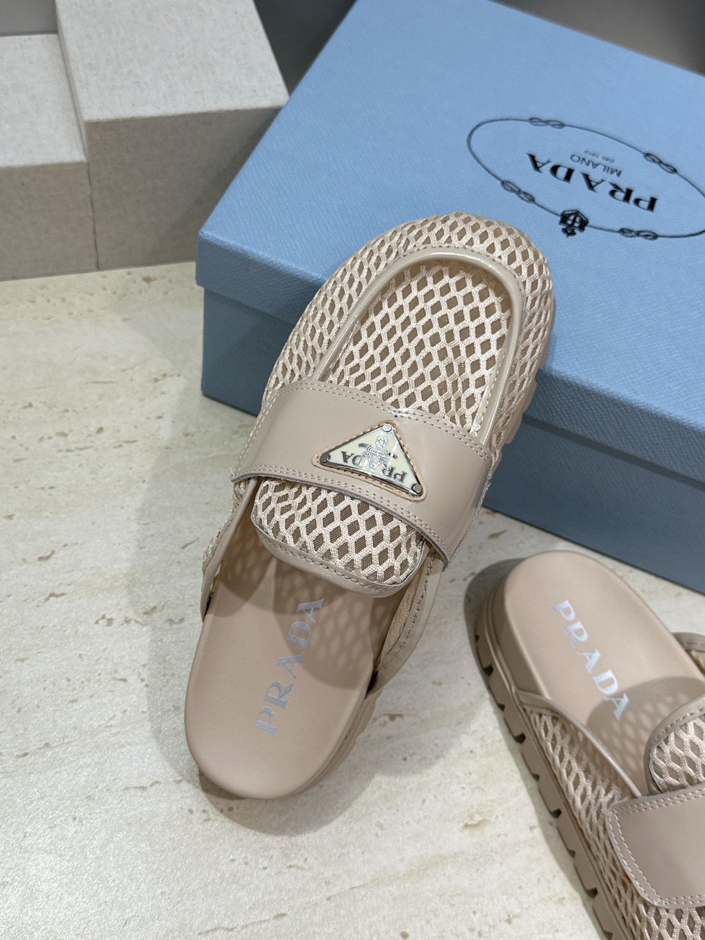Prada 2026春夏新款穆勒女鞋 普拉达字母logo标志性徽章三角五金扣平底圆头凉拖鞋 材质：鞋面进