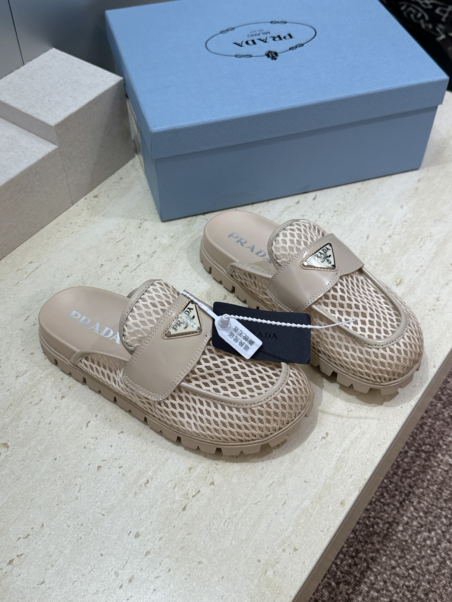 Prada 2026春夏新款穆勒女鞋 普拉达字母logo标志性徽章三角五金扣平底圆头凉拖鞋 材质：鞋面进