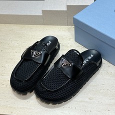 Prada 2026春夏新款穆勒女鞋 普拉达字母logo标志性徽章三角五金扣平底圆头凉拖鞋 材质:鞋面进 Prada 2026春夏新款穆勒女鞋 普拉达字母logo标志性徽章三角五金扣平底圆头凉拖鞋 材质:鞋面进