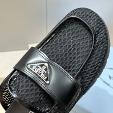 Prada 2026春夏新款穆勒女鞋 普拉达字母logo标志性徽章三角五金扣平底圆头凉拖鞋 材质:鞋面进 Prada 2026春夏新款穆勒女鞋 普拉达字母logo标志性徽章三角五金扣平底圆头凉拖鞋 材质:鞋面进