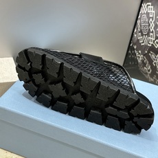 Prada 2026春夏新款穆勒女鞋 普拉达字母logo标志性徽章三角五金扣平底圆头凉拖鞋 材质:鞋面进 Prada 2026春夏新款穆勒女鞋 普拉达字母logo标志性徽章三角五金扣平底圆头凉拖鞋 材质:鞋面进