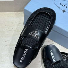 Prada 2026春夏新款穆勒女鞋 普拉达字母logo标志性徽章三角五金扣平底圆头凉拖鞋 材质:鞋面进 Prada 2026春夏新款穆勒女鞋 普拉达字母logo标志性徽章三角五金扣平底圆头凉拖鞋 材质:鞋面进