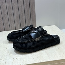 Prada 2026春夏新款穆勒女鞋 普拉达字母logo标志性徽章三角五金扣平底圆头凉拖鞋 材质:鞋面进 Prada 2026春夏新款穆勒女鞋 普拉达字母logo标志性徽章三角五金扣平底圆头凉拖鞋 材质:鞋面进