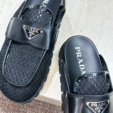 Prada 2026春夏新款穆勒女鞋 普拉达字母logo标志性徽章三角五金扣平底圆头凉拖鞋 材质:鞋面进 Prada 2026春夏新款穆勒女鞋 普拉达字母logo标志性徽章三角五金扣平底圆头凉拖鞋 材质:鞋面进