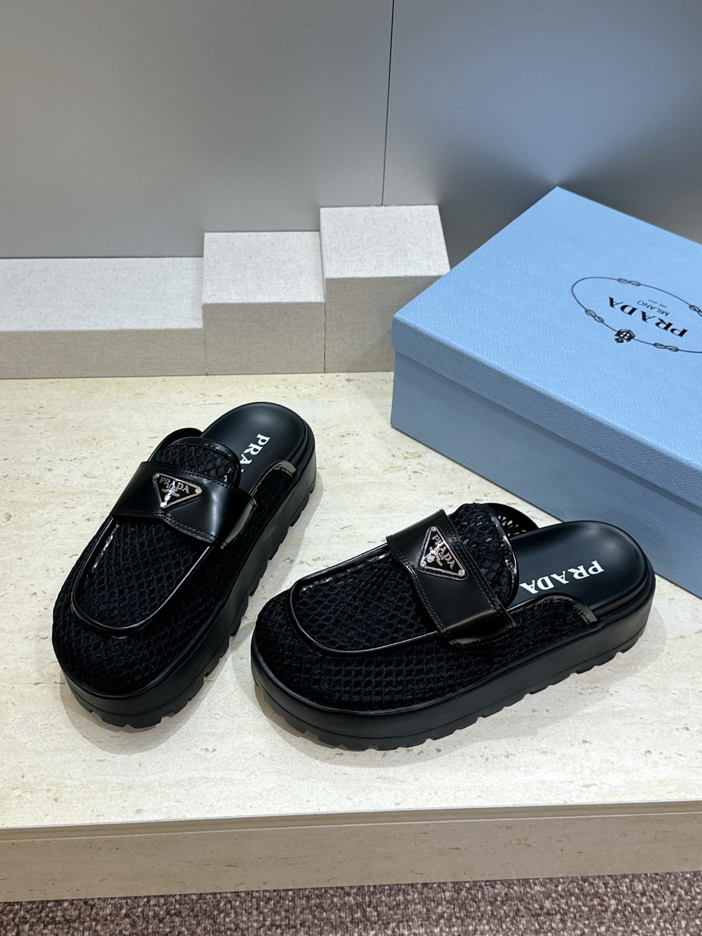 Prada 2026春夏新款穆勒女鞋 普拉达字母logo标志性徽章三角五金扣厚底圆头凉拖鞋 材质：鞋面进