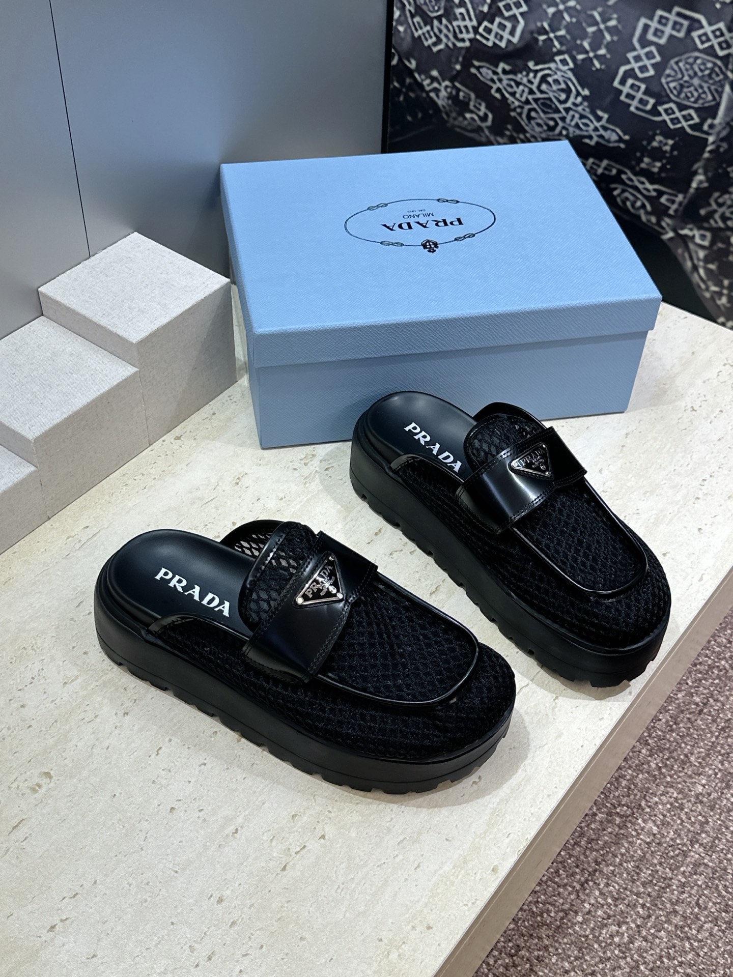 Prada 2026春夏新款穆勒女鞋 普拉达字母logo标志性徽章三角五金扣厚底圆头凉拖鞋 材质：鞋面进