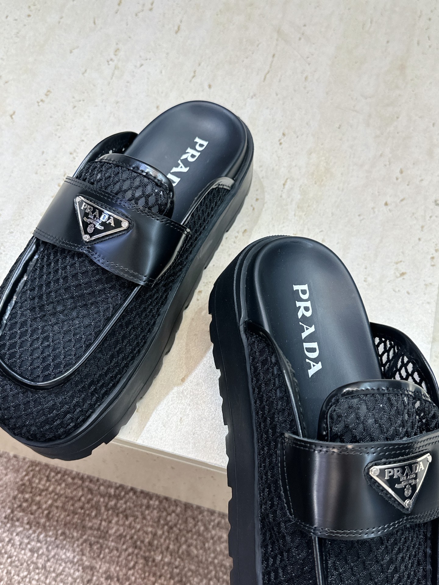 Prada 2026春夏新款穆勒女鞋 普拉达字母logo标志性徽章三角五金扣厚底圆头凉拖鞋 材质：鞋面进