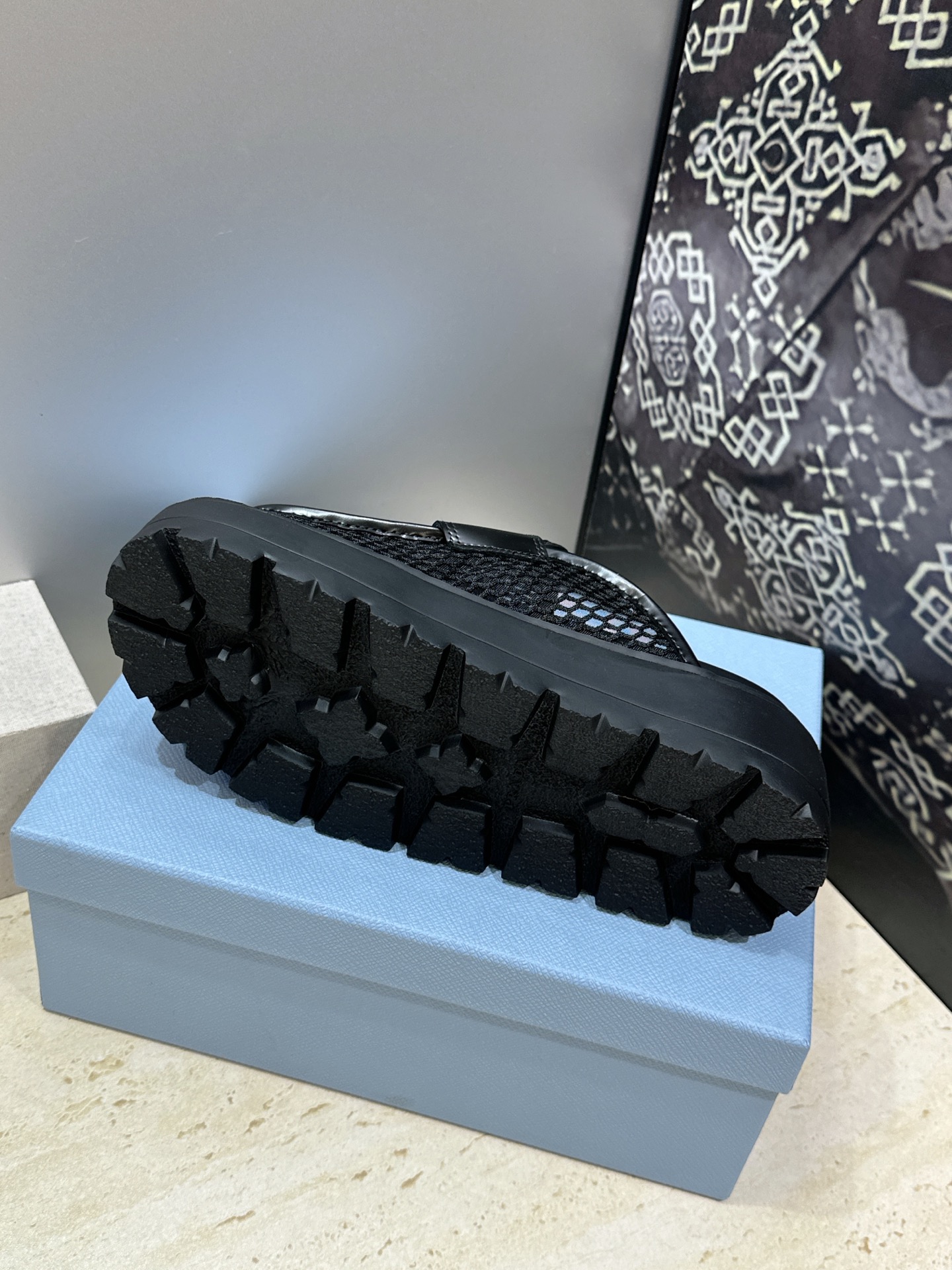 Prada 2026春夏新款穆勒女鞋 普拉达字母logo标志性徽章三角五金扣厚底圆头凉拖鞋 材质：鞋面进