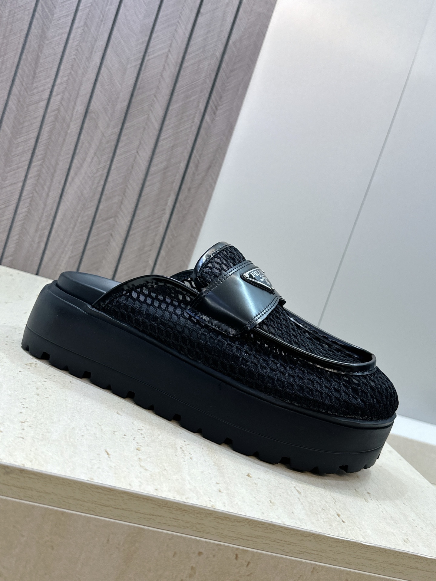 Prada 2026春夏新款穆勒女鞋 普拉达字母logo标志性徽章三角五金扣厚底圆头凉拖鞋 材质：鞋面进