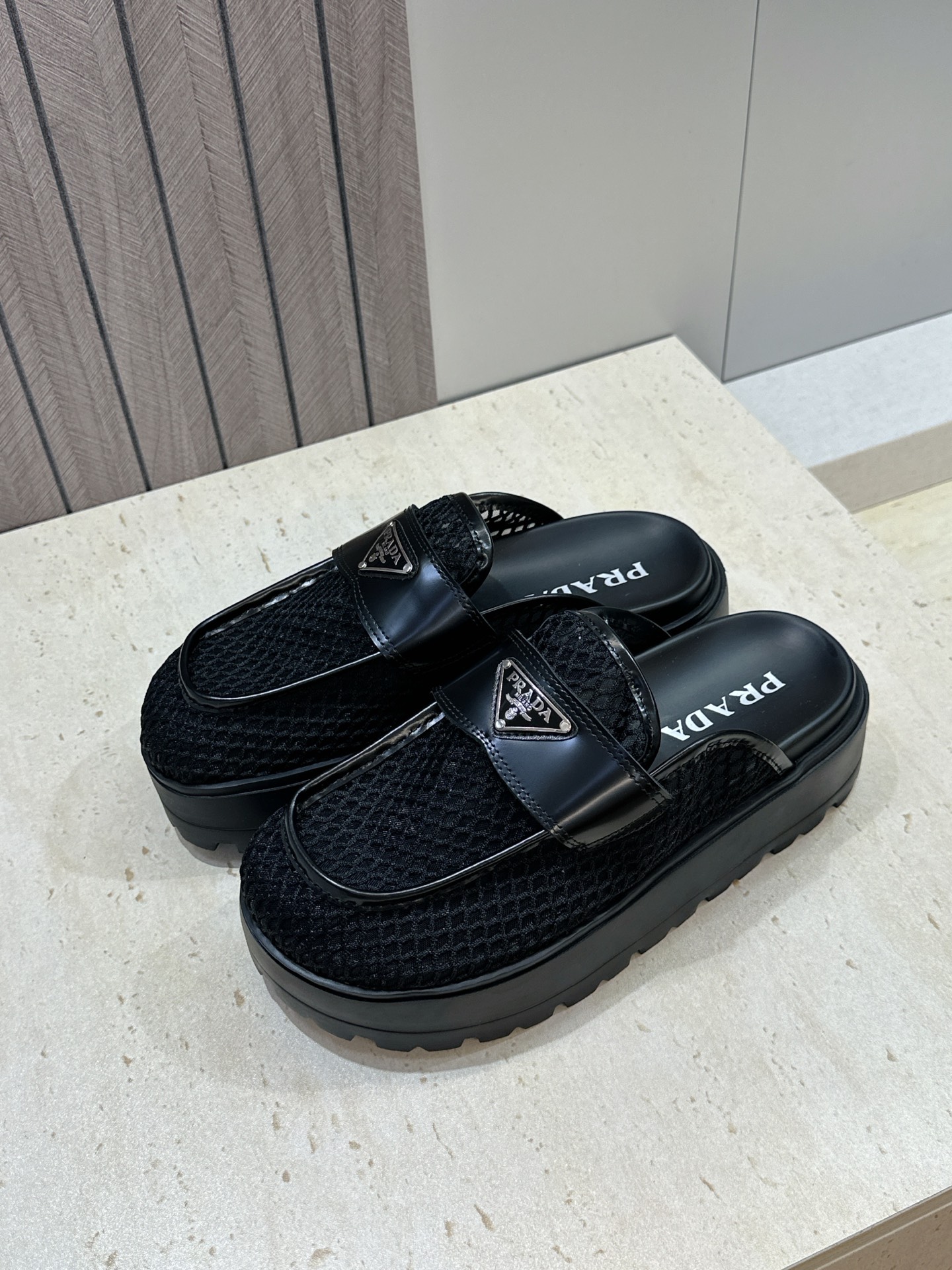 Prada 2026春夏新款穆勒女鞋 普拉达字母logo标志性徽章三角五金扣厚底圆头凉拖鞋 材质：鞋面进