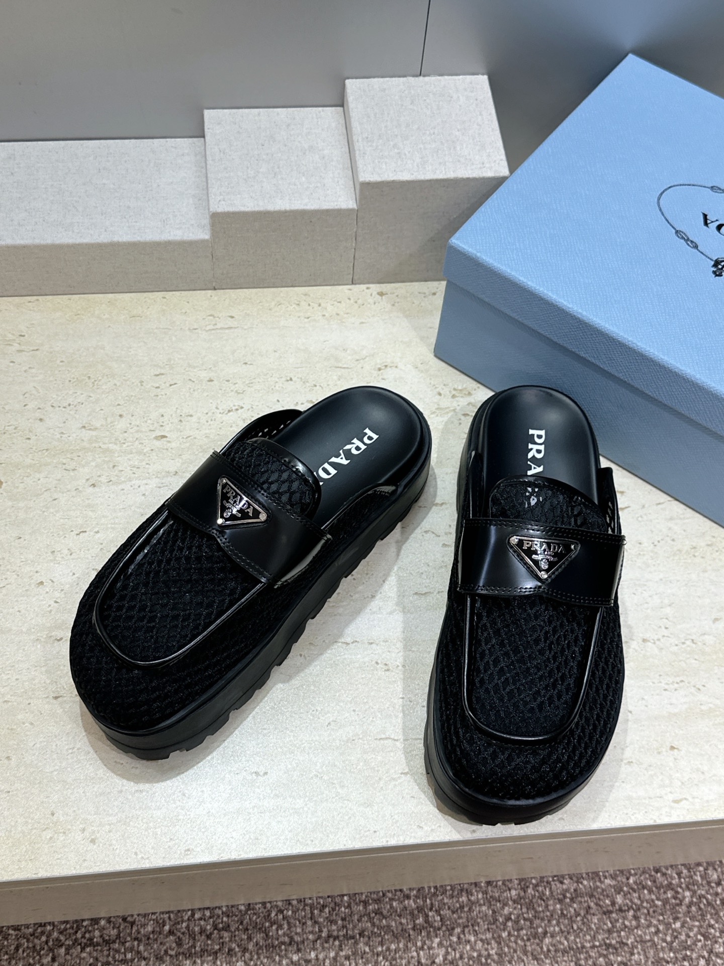 Prada 2026春夏新款穆勒女鞋 普拉达字母logo标志性徽章三角五金扣厚底圆头凉拖鞋 材质：鞋面进