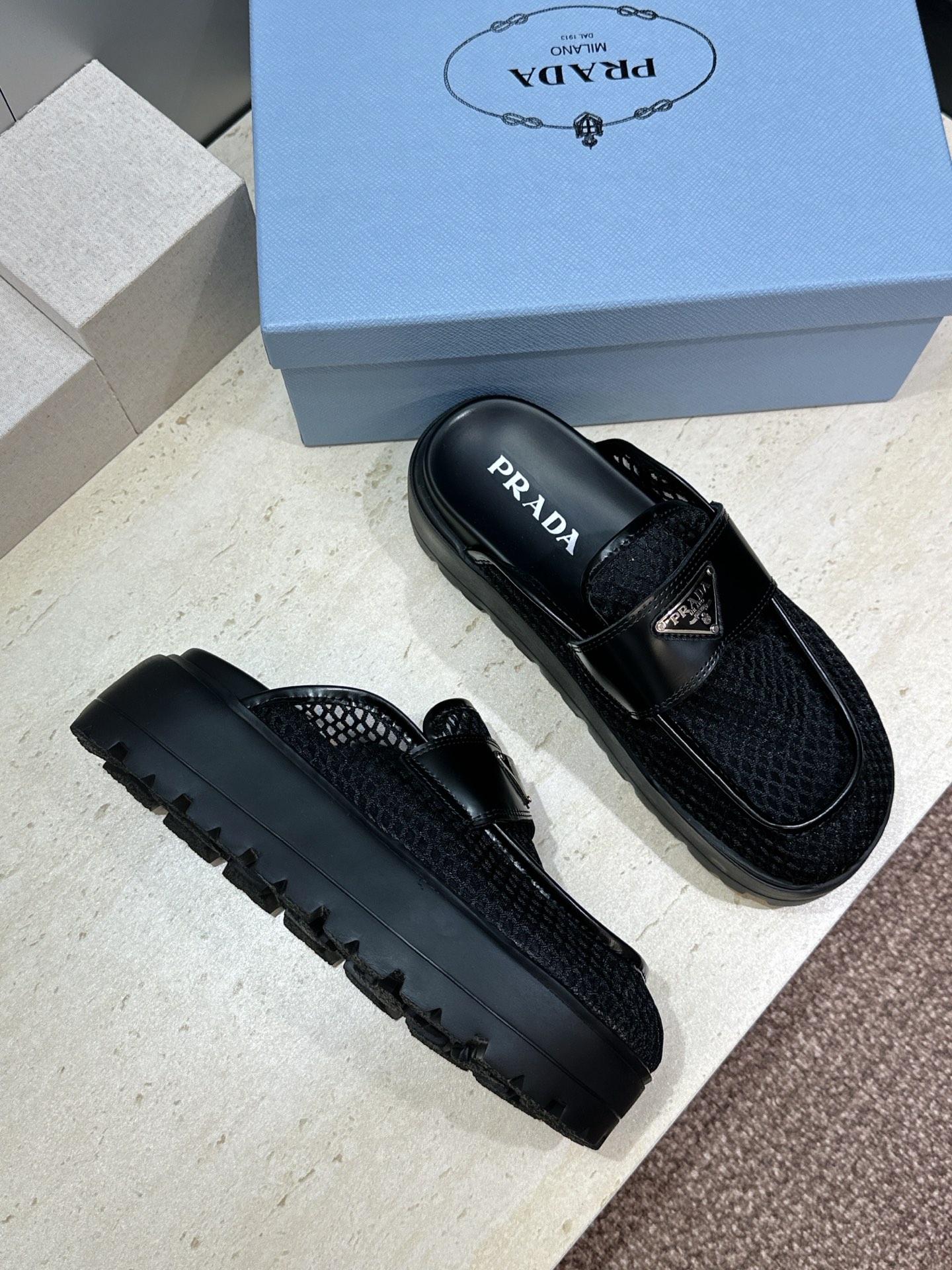 Prada 2026春夏新款穆勒女鞋 普拉达字母logo标志性徽章三角五金扣厚底圆头凉拖鞋 材质：鞋面进
