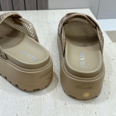 Prada 2026春夏新款穆勒女鞋 普拉达字母logo标志性徽章三角五金扣厚底圆头凉拖鞋 材质:鞋面进 Prada 2026春夏新款穆勒女鞋 普拉达字母logo标志性徽章三角五金扣厚底圆头凉拖鞋 材质:鞋面进