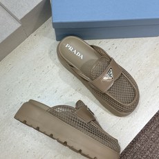 Prada 2026春夏新款穆勒女鞋 普拉达字母logo标志性徽章三角五金扣厚底圆头凉拖鞋 材质:鞋面进 Prada 2026春夏新款穆勒女鞋 普拉达字母logo标志性徽章三角五金扣厚底圆头凉拖鞋 材质:鞋面进