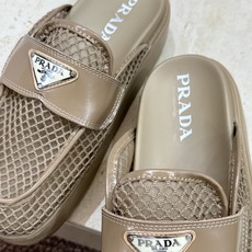 Prada 2026春夏新款穆勒女鞋 普拉达字母logo标志性徽章三角五金扣厚底圆头凉拖鞋 材质:鞋面进 Prada 2026春夏新款穆勒女鞋 普拉达字母logo标志性徽章三角五金扣厚底圆头凉拖鞋 材质:鞋面进