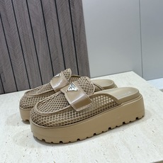 Prada 2026春夏新款穆勒女鞋 普拉达字母logo标志性徽章三角五金扣厚底圆头凉拖鞋 材质:鞋面进 Prada 2026春夏新款穆勒女鞋 普拉达字母logo标志性徽章三角五金扣厚底圆头凉拖鞋 材质:鞋面进